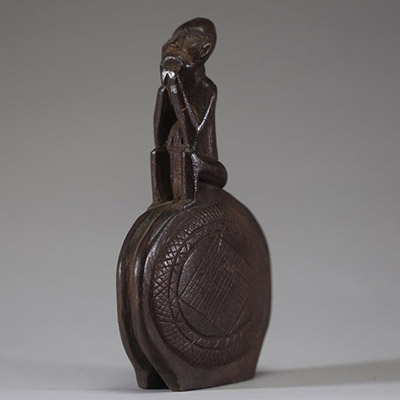 Afrique RDC - Cloche de féticheur Bakongo « Ndibu » en bois sculpté, Congo RDC, début XXème. 