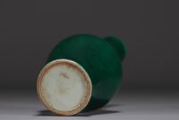 China - Green monochrome porcelain vase, Qing period.