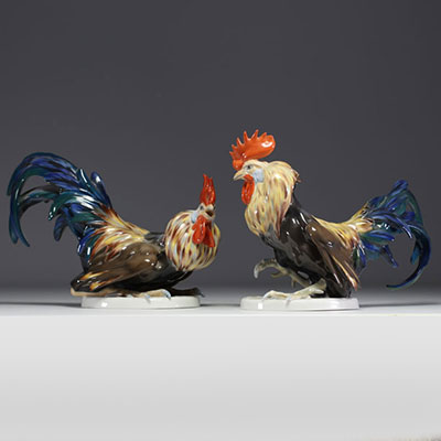 J. FELDTMANN pour Rosenthal - Paire de coqs en porcelaine polychrome, milieux XXème.