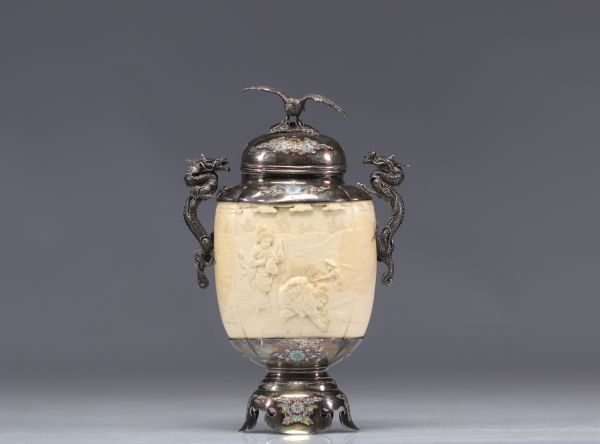 Exceptionnel vase Japonais en ivoire avec une monture en argent et émail d'époque Meiji (明治時代 -1868 - 1912)
