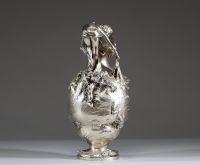 Pichet Art Nouveau en bronze argenté, anse figurative représentant une fille relevant son filet de pêche, vers 1900.