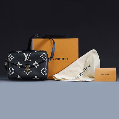 Louis VUITTON - Pochette Métis, sac à main bicolore en toile enduite monogrammée et finition en cuir de vachette naturel.