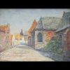 Willem Delsaux (1862-1945) Huile sur toile, vue de village  Cette huile sur toile de Willem Delsaux offre une scène paisible et lumineuse représentant une vue typique de village, dominée par l’église en arrière-plan. À l’avant, une maison aux toits jaune doré et aux murs blancs capte la lumière, créant un contraste saisissant avec le ciel et les éléments plus ombragés de la composition. La touche