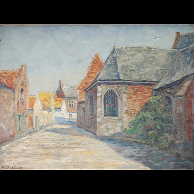 Willem Delsaux (1862-1945) Huile sur toile, vue de village  Cette huile sur toile de Willem Delsaux offre une scène paisible et lumineuse représentant une vue typique de village, dominée par l’église en arrière-plan. À l’avant, une maison aux toits jaune doré et aux murs blancs capte la lumière, créant un contraste saisissant avec le ciel et les éléments plus ombragés de la composition. La touche