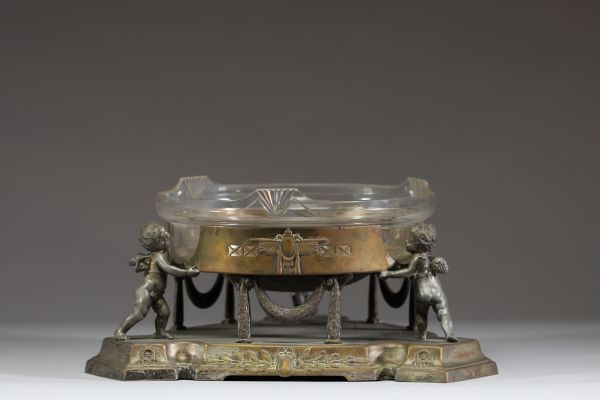 Milieu de table en métal argenté à décor d'angelots supportant une coupe en verre ciselé.