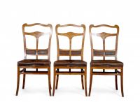 Victor Horta (1861-1947) Suite exceptionnelle de six chaises Art nouveau – Commande de Valère Carpentier (1899)  Cet ensemble rare de six chaises en chêne est une remarquable illustration du style Art nouveau de Victor Horta, l’un des pionniers de ce mouvement en Belgique. Ces pièces ont été spécialement conçues en 1899 pour Valère Carpentier, un riche industriel et amateur d’art, à l’occasion de