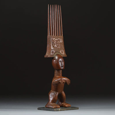 Afrique - Ghana - Peigne figuratif Ashanti en bois sculpté, milieu XXème.