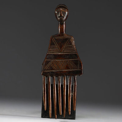 Afrique RDC - Peigne Luba/Songye en bois sculpté.