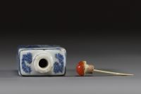 Chine - Ensemble de deux tabatières en porcelaine blanc bleu à décor de personnages, dynastie Qing.