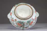 Chine, époque Kangxi (1662–1722) — Écuelle en porcelaine émaillée famille verte à décor de pivoines et chrysanthèmes  Reposant sur un pied annulaire, cette écuelle à panse arrondie est munie de deux a