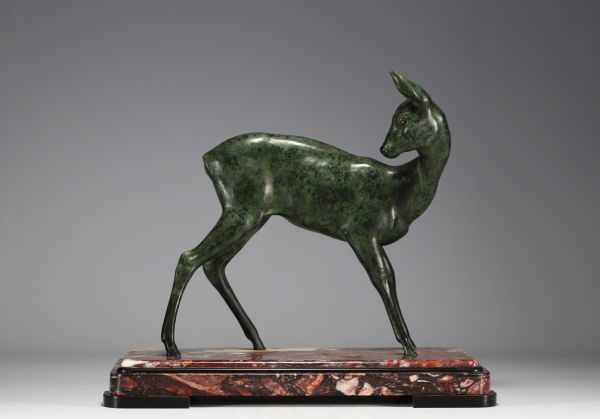 Grande sculpture d'une biche en régule à patine verte sur socle en marbre rose et noir, non signée.