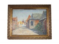 Willem Delsaux (1862-1945) Huile sur toile, vue de village  Cette huile sur toile de Willem Delsaux offre une scène paisible et lumineuse représentant une vue typique de village, dominée par l’église en arrière-plan. À l’avant, une maison aux toits jaune doré et aux murs blancs capte la lumière, créant un contraste saisissant avec le ciel et les éléments plus ombragés de la composition. La touche
