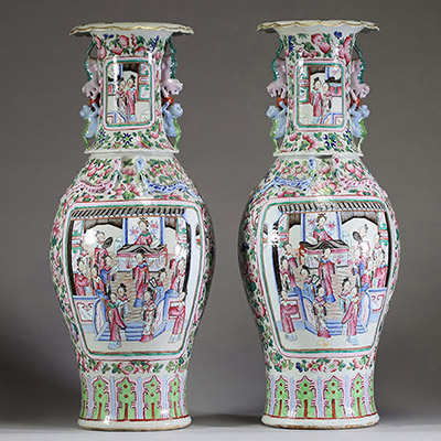 Chine - Paire de grands vases en porcelaine polychrome famille rose à décor de courtisanes, de pêches et de fleurs, dynastie Qing, XIXème.