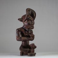 : Très jolie statuette Chokwé représentant le héros civilisateur « Tshibinda Ilunga ». Bois, patine ancienne, traces d’usage et usures aux points de contact. Nombreux ornements rituels. La posture est connue. H : 41 cm.  Collecté sur site par A.S., St Idesbald, début des années 1950