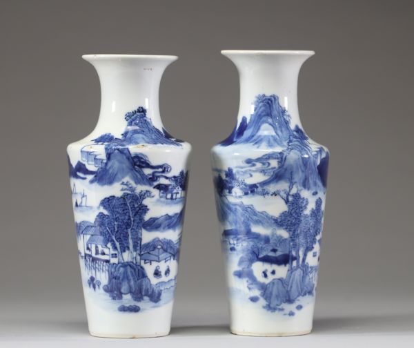 Chine – Paire de vases en porcelaine bleu blanc à décor de paysages, marque Kangxi