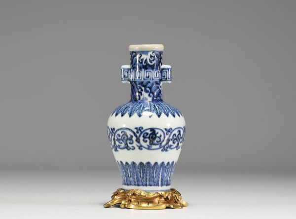 China - White-blue porcelain vase mounted in bronze, Wanli mark, Ming dynasty.