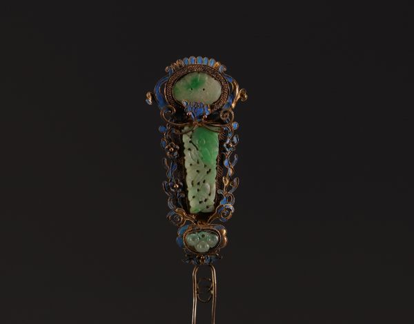 Chine - Épingle à cheveux en émail cloisonné et jade vert à décor de plumes, époque Qing.