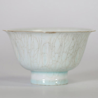 CHINE, PROBABLEMENT DYNASTIE QING, DANS LE STYLE GE YAO Bol en porcelaine céladon craquelé.