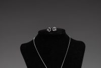 Gianni BULGARI - Pendentif et boucles d'oreilles en or blanc 18k modèle Enigma.