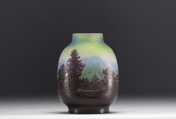 Émile GALLÉ (1846-1904) - Vase en verre multicouche à décor de paysage de montagnes et de pins.