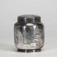 Chine, vers 1900 Pot à thé en argent massif gravé, à décor de paysages animés  Pot à thé de forme balustre en argent massif finement gravé d’un paysage traditionnel chinois, animé de scènes de village, pavillons, montagnes, oiseaux en vol et figures humaines. Le couvercle est orné d’un large chrysanthème stylisé dans un médaillon circulaire. La base est marquée au revers, vraisemblablement d’un or