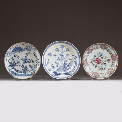 Chine - Ensemble de deux plats en porcelaine blanc bleu et un famille rose, XVIIIème.