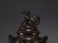 Japan - Imposing bronze perfume burner decorated with birds in relief, handles depicting chilong, lid surmounted by a dragon, 19th century.