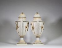Paire de vases couverts en biscuit à décor d’angelots, XIXᵉ siècle