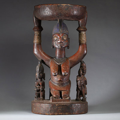 Afrique - Imposante porteuse de coupe Yoruba en bois sulpté indigo, Nigéria.