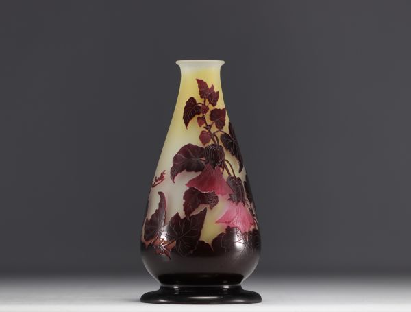 Émile GALLÉ - Pied de lampe en verre multicouche à décor de fleurs.