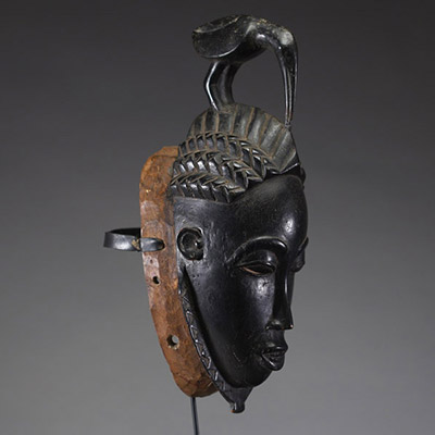 Afrique - Masque Baoulé / Yaouré en bois sculpté surmonté d’un animal, Côte d’Ivoire, XXème.
