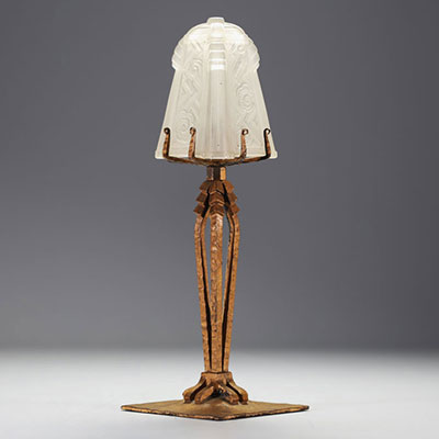 Marius SABINO (1878-1961) Art Deco lamp in sandblasted glass and wrought iron base, signed.