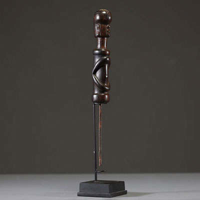 Afrique - Statuette figurative en bois sculpté, première moitié XXème.