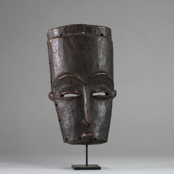 Masque Kuba Lele, RD Congo, bois. Belle forme allongée, sourcils en saillie, trace d’usage et patine sombre profonde. A noter des scarifications sur le front. H: 27 cm.  Ancienne collection privée namuroise