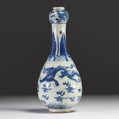 Chine - Vase pansu au col en forme de gousse en porcelaine blanc bleu à décor de dragons, probablement d'époque Ming.