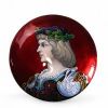Médaillon en cuivre émaillé, Limoges, XIXᵉ siècle Médaillon circulaire en cuivre émaillé polychrome représentant un portrait en buste de Claude de France, de profil à gauche, vêtue d’un riche costume Renaissance rehaussé d’émaux translucides bleu, pourpre et or sur fond rouge rubis. Le traitement délicat du visage, la finesse des détails du costume et la vivacité de la palette évoquent les product