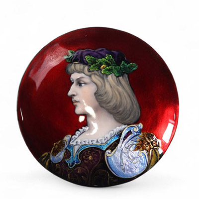 Médaillon en cuivre émaillé, Limoges, XIXᵉ siècle Médaillon circulaire en cuivre émaillé polychrome représentant un portrait en buste de Claude de France, de profil à gauche, vêtue d’un riche costume Renaissance rehaussé d’émaux translucides bleu, pourpre et or sur fond rouge rubis. Le traitement délicat du visage, la finesse des détails du costume et la vivacité de la palette évoquent les product