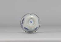 Asie - bol et soucoupe en porcelaine blanche et bleue.