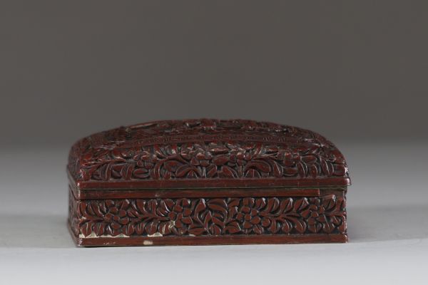 Boîte rectangulaire en laque de cinabre rouge à décor de personnages, Chine, marque Qianlong