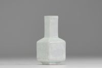 Chine - Petit vase quadrangulaire en porcelaine monochrome à décor floral en relief, époque XIXème.