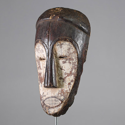 Masque Fang, Gabon, Bois ancien, patine sombre et kaolin sur le visage , traces d’usage intérieur. Ex galerie de l’Ile du Démon, Paris . H : 27 cm
