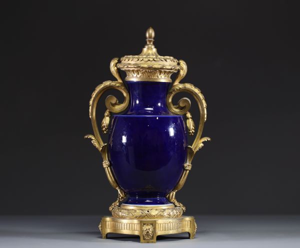 Vase en porcelaine de Sèvres bleu nouveau et bronze doré de style Louis XV.
