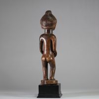 Statuette Chokwe / Luena, RD Congo, Angola. Bois, patine usée par le temps, scarifications sur le visage . 1er tiers 20ème s. H : 36,5 cm Collecté sur site par A.S., St Idesbald, début des années 1950