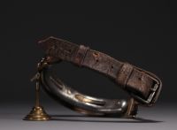 Rare collier de chien en cuir, avec système d'étranglement en bronze et clous en acier, XIXème.
