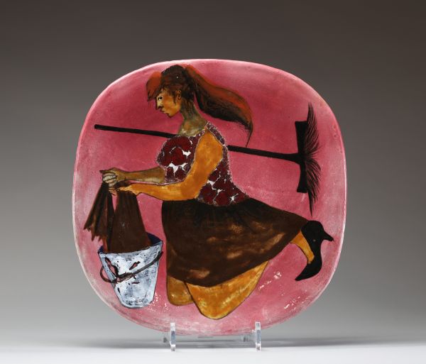 Claire LAMBERT (1936-?) Grande assiette en céramique vernissée des Ateliers de Dour à décor d'une dame agenouillée, vers 1960.