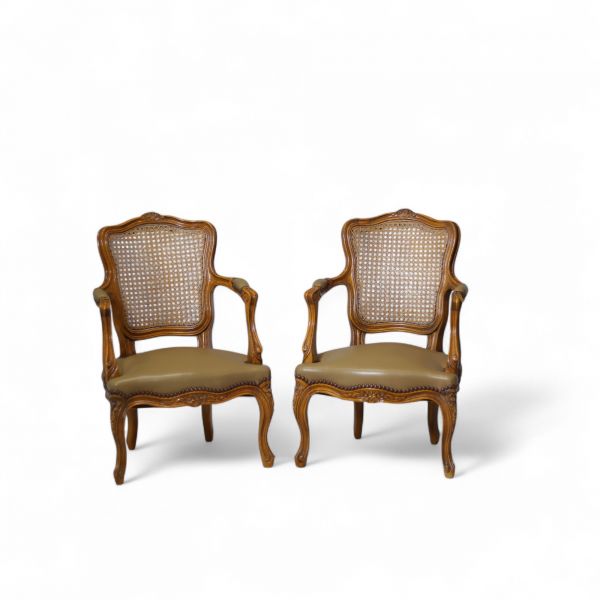Deux fauteuils d’enfant ou de poupée.