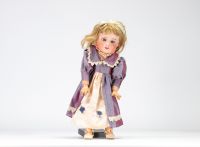 Poupée SFBJ n°3, tête en porcelaine, corps en papier maché avec malle et vêtements.