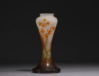 Émile GALLÉ (1846-1904) Vase en verre multicouche dégagé à l'acide à décor de nénuphar et de fleurs aquatiques, signé sur la base.
