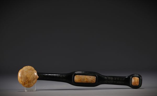 Chine - Sceptre Ruyi en pierre dure verte foncée et jade sculpté à décor de dignitaire, signé au dos.