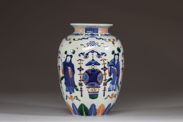 Chine - Vase en porcelaine Wucai à décor de personnages, début XXème.